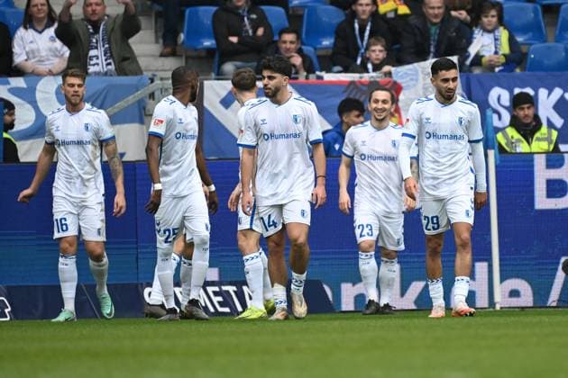 22.02.2025, xjhx, Fussball 2.Bundesliga, Karlsruher SC - 1.FC Magdeburg v.l. Torjubel nach dem Tor zum celebrating the goal celebrate 0:1 durch Baris Atik (1.FC Magdeburg) (DFL DFB REGULATIONS PROHIBIT ANY USE OF PHOTOGRAPHS as IMAGE SEQUENCES and or QUASI-VIDEO) Karlsruhe