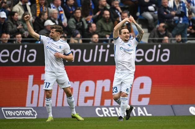 22.02.2025, xjhx, Fussball 2.Bundesliga, Karlsruher SC - 1.FC Magdeburg v.l. Torjubel nach dem Tor zum celebrating the goal celebrate 0:1 durch Baris Atik (1.FC Magdeburg) (DFL DFB REGULATIONS PROHIBIT ANY USE OF PHOTOGRAPHS as IMAGE SEQUENCES and or QUASI-VIDEO) Karlsruhe