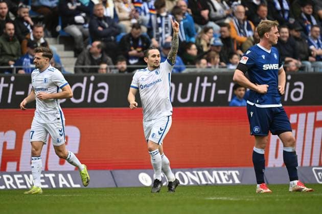 22.02.2025, xjhx, Fussball 2.Bundesliga, Karlsruher SC - 1.FC Magdeburg v.l. Torjubel nach dem Tor zum celebrating the goal celebrate 0:1 durch Baris Atik (1.FC Magdeburg) (DFL DFB REGULATIONS PROHIBIT ANY USE OF PHOTOGRAPHS as IMAGE SEQUENCES and or QUASI-VIDEO) Karlsruhe