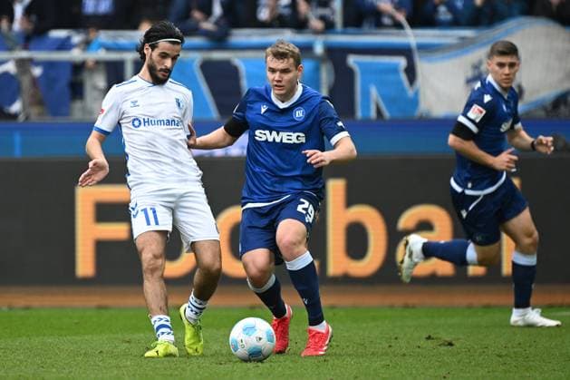 22.02.2025, xjhx, Fussball 2.Bundesliga, Karlsruher SC - 1.FC Magdeburg v.l. Mohammed El Hankouri (1.FC Magdeburg) Lasse Günther (Karlsruher SC KSC) Zweikampf, Aktion, action, battle for the ball (DFL DFB REGULATIONS PROHIBIT ANY USE OF PHOTOGRAPHS as IMAGE SEQUENCES and or QUASI-VIDEO) Karlsruhe