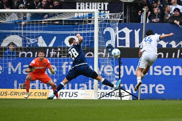 22.02.2025, xjhx, Fussball 2.Bundesliga, Karlsruher SC - 1.FC Magdeburg v.l. Max Weiß Weiss (Karlsruher SC KSC) Marcel Franke (Karlsruher SC KSC) Abu-Bekir EL-Zein (1. FC Magdeburg) (DFL DFB REGULATIONS PROHIBIT ANY USE OF PHOTOGRAPHS as IMAGE SEQUENCES and or QUASI-VIDEO) Karlsruhe
