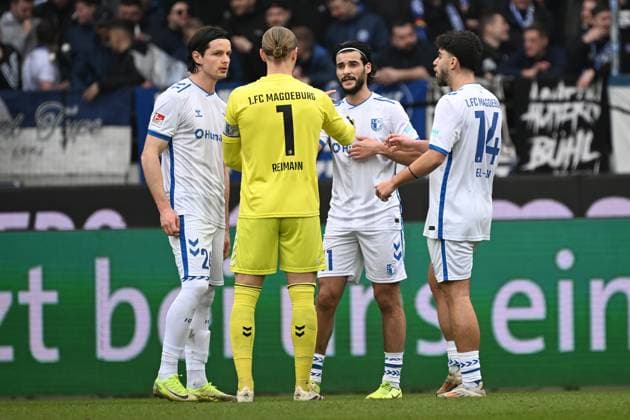 22.02.2025, xjhx, Fussball 2.Bundesliga, Karlsruher SC - 1.FC Magdeburg v.l. Jean Hugonet (1.FC Magdeburg) Dominik Reimann (1.FC Magdeburg) Mohammed El Hankouri (1.FC Magdeburg) Abu-Bekir EL-Zein (1. FC Magdeburg) (DFL DFB REGULATIONS PROHIBIT ANY USE OF PHOTOGRAPHS as IMAGE SEQUENCES and or QUASI-VIDEO) Karlsruhe