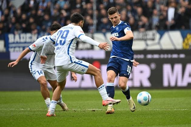 22.02.2025, xjhx, Fussball 2.Bundesliga, Karlsruher SC - 1.FC Magdeburg v.l. Amara Conde (1.FC Magdeburg) Marvin Wanitzek (Karlsruher SC KSC) Zweikampf, Aktion, action, battle for the ball (DFL DFB REGULATIONS PROHIBIT ANY USE OF PHOTOGRAPHS as IMAGE SEQUENCES and or QUASI-VIDEO) Karlsruhe