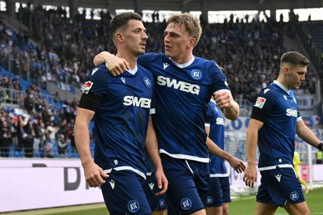 22.02.2025, xjhx, Fussball 2.Bundesliga, Karlsruher SC - 1.FC Magdeburg v.l. Torjubel nach dem Tor zum celebrating the goal celebrate 1:1 durch Nicolai Rapp (Karlsruher SC KSC) (DFL DFB REGULATIONS PROHIBIT ANY USE OF PHOTOGRAPHS as IMAGE SEQUENCES and or QUASI-VIDEO) Karlsruhe