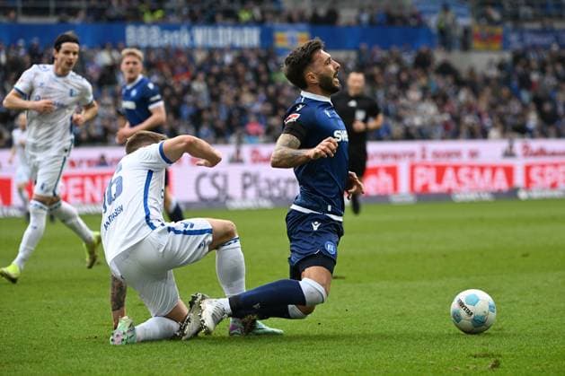 22.02.2025, xjhx, Fussball 2.Bundesliga, Karlsruher SC - 1.FC Magdeburg v.l. Jonah Fabisch (1.FC Magdeburg) Fabian Schleusener (Karlsruher SC KSC) Zweikampf, Aktion, action, battle for the ball (DFL DFB REGULATIONS PROHIBIT ANY USE OF PHOTOGRAPHS as IMAGE SEQUENCES and or QUASI-VIDEO) Karlsruhe