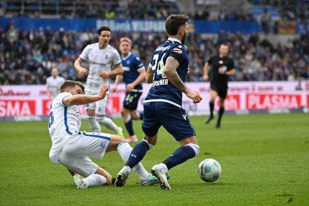 22.02.2025, xjhx, Fussball 2.Bundesliga, Karlsruher SC - 1.FC Magdeburg v.l. Jonah Fabisch (1.FC Magdeburg) Fabian Schleusener (Karlsruher SC KSC) Zweikampf, Aktion, action, battle for the ball (DFL DFB REGULATIONS PROHIBIT ANY USE OF PHOTOGRAPHS as IMAGE SEQUENCES and or QUASI-VIDEO) Karlsruhe