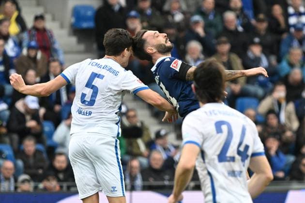 22.02.2025, xjhx, Fussball 2.Bundesliga, Karlsruher SC - 1.FC Magdeburg v.l. Jamie Lawrence (1.FC Magdeburg) Fabian Schleusener (Karlsruher SC KSC) Zweikampf, Aktion, action, battle for the ball (DFL DFB REGULATIONS PROHIBIT ANY USE OF PHOTOGRAPHS as IMAGE SEQUENCES and or QUASI-VIDEO) Karlsruhe