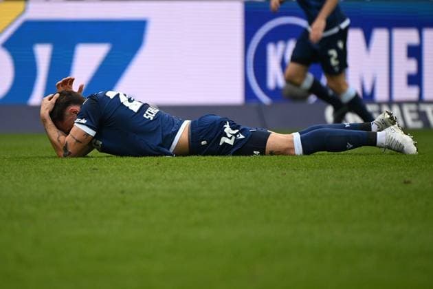 22.02.2025, xjhx, Fussball 2.Bundesliga, Karlsruher SC - 1.FC Magdeburg v.l. Fabian Schleusener (Karlsruher SC KSC) verletzt, Verletzung, Schmerz, Schmerzen (DFL DFB REGULATIONS PROHIBIT ANY USE OF PHOTOGRAPHS as IMAGE SEQUENCES and or QUASI-VIDEO) Karlsruhe