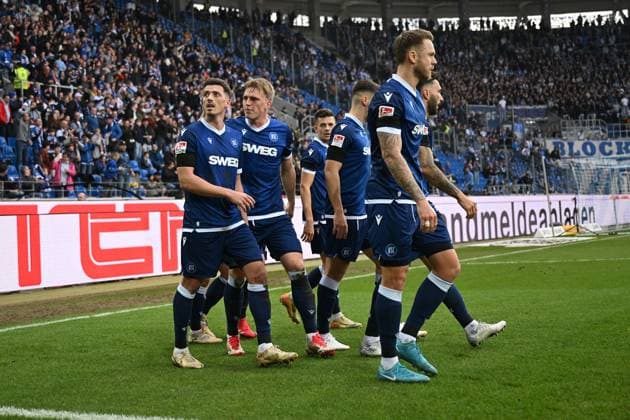22.02.2025, xjhx, Fussball 2.Bundesliga, Karlsruher SC - 1.FC Magdeburg v.l. Torjubel nach dem Tor zum celebrating the goal celebrate 1:1 Nicolai Rapp (Karlsruher SC KSC) (DFL DFB REGULATIONS PROHIBIT ANY USE OF PHOTOGRAPHS as IMAGE SEQUENCES and or QUASI-VIDEO) Karlsruhe