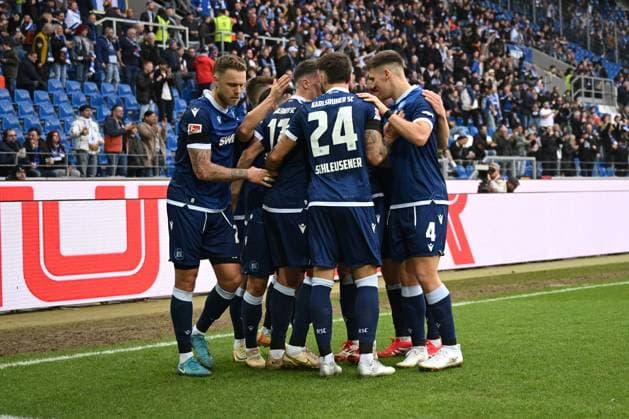 22.02.2025, xjhx, Fussball 2.Bundesliga, Karlsruher SC - 1.FC Magdeburg v.l. Torjubel nach dem Tor zum celebrating the goal celebrate 1:1 Nicolai Rapp (Karlsruher SC KSC) (DFL DFB REGULATIONS PROHIBIT ANY USE OF PHOTOGRAPHS as IMAGE SEQUENCES and or QUASI-VIDEO) Karlsruhe