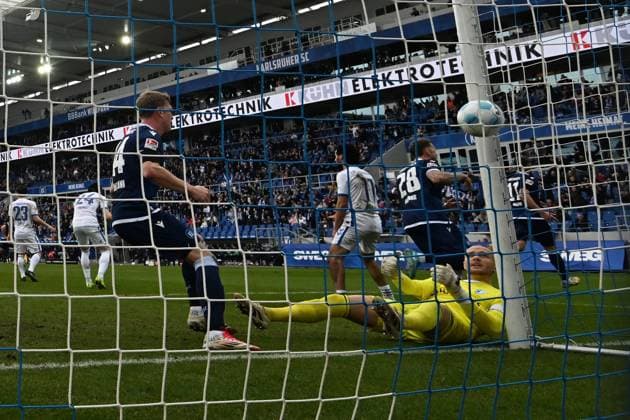 22.02.2025, xjhx, Fussball 2.Bundesliga, Karlsruher SC - 1.FC Magdeburg v.l. Nicolai Rapp (Karlsruher SC KSC) Torschuetze, erzielt das Tor, Treffer, scores the goal 1:1 Dominik Reimann (1.FC Magdeburg) (DFL DFB REGULATIONS PROHIBIT ANY USE OF PHOTOGRAPHS as IMAGE SEQUENCES and or QUASI-VIDEO) Karlsruhe