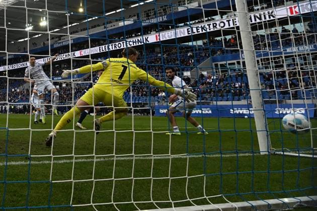 22.02.2025, xjhx, Fussball 2.Bundesliga, Karlsruher SC - 1.FC Magdeburg v.l. Nicolai Rapp (Karlsruher SC KSC) Torschuetze, erzielt das Tor, Treffer, scores the goal 1:1 Dominik Reimann (1.FC Magdeburg) (DFL DFB REGULATIONS PROHIBIT ANY USE OF PHOTOGRAPHS as IMAGE SEQUENCES and or QUASI-VIDEO) Karlsruhe