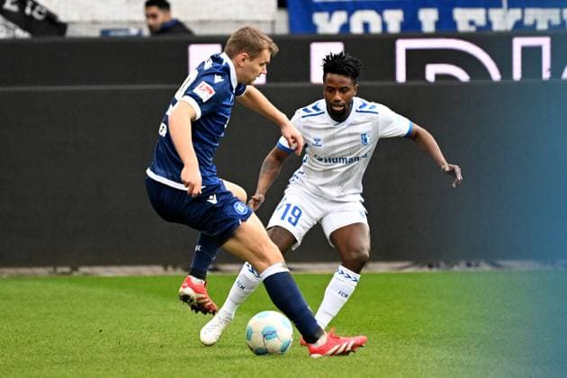 22.02.2025, xjhx, Fussball 2.Bundesliga, Karlsruher SC - 1.FC Magdeburg v.l. Andrin Hunziker (Karlsruher SC KSC) Leon Bell Bell (1.FC Magdeburg) Zweikampf, Aktion, action, battle for the ball (DFL DFB REGULATIONS PROHIBIT ANY USE OF PHOTOGRAPHS as IMAGE SEQUENCES and or QUASI-VIDEO) Karlsruhe