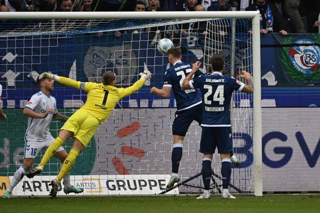 22.02.2025, xjhx, Fussball 2.Bundesliga, Karlsruher SC - 1.FC Magdeburg v.l. Christoph Kobald (Karlsruher SC KSC) Torschuetze, erzielt das Tor, Treffer, scores the goal 2:1 Dominik Reimann (1.FC Magdeburg) (DFL DFB REGULATIONS PROHIBIT ANY USE OF PHOTOGRAPHS as IMAGE SEQUENCES and or QUASI-VIDEO) Karlsruhe