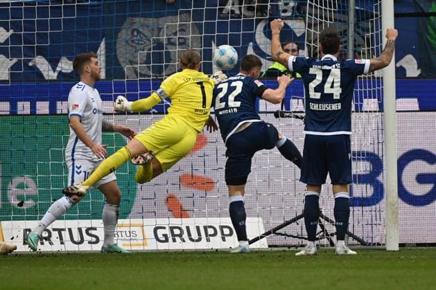 22.02.2025, xjhx, Fussball 2.Bundesliga, Karlsruher SC - 1.FC Magdeburg v.l. Christoph Kobald (Karlsruher SC KSC) Torschuetze, erzielt das Tor, Treffer, scores the goal 2:1 Dominik Reimann (1.FC Magdeburg) (DFL DFB REGULATIONS PROHIBIT ANY USE OF PHOTOGRAPHS as IMAGE SEQUENCES and or QUASI-VIDEO) Karlsruhe