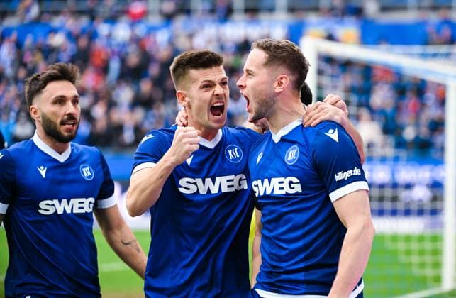 Christoph Kobald (Karlsruher SC) bejubelt sein Tor mit Marvin Wanitzek (Karlsruher SC) waehrend des Spiels der 2. Bundesliga zwischen Karlsruher SC und 1. FC Magdeburg im BBBank Wildpark am 22. February 2025 in Karlsruhe, Deutschland. (Foto von Silas Schüller DeFodi Images) +++ Christoph Kobald (Karlsruher SC) celebrates his goal with Marvin Wanitzek (Karlsruher SC) during the 2. Bundesliga match between Karlsruher SC and 1. FC Magdeburg at BBBank Wildpark on February 22, 2025 in Karlsruhe, Germany. (Photo by Silas Schüller DeFodi Images) DFB DFL REGULATIONS PROHIBIT ANY USE OF PHOTOGRAPHS AS IMAGE SEQUENCES AND OR QUASI-VIDEO. (Photo by Silas Schueller DeFodi Images)