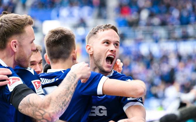Christoph Kobald (Karlsruher SC) bejubelt sein Tor waehrend des Spiels der 2. Bundesliga zwischen Karlsruher SC und 1. FC Magdeburg im BBBank Wildpark am 22. February 2025 in Karlsruhe, Deutschland. (Foto von Silas Schüller DeFodi Images) +++ Christoph Kobald (Karlsruher SC) celebrates his goal during the 2. Bundesliga match between Karlsruher SC and 1. FC Magdeburg at BBBank Wildpark on February 22, 2025 in Karlsruhe, Germany. (Photo by Silas Schüller DeFodi Images) DFB DFL REGULATIONS PROHIBIT ANY USE OF PHOTOGRAPHS AS IMAGE SEQUENCES AND OR QUASI-VIDEO. (Photo by Silas Schueller DeFodi Images)