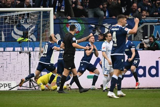 22.02.2025, xjhx, Fussball 2.Bundesliga, Karlsruher SC - 1.FC Magdeburg v.l. Torjubel nach dem Tor zum celebrating the goal celebrate 2:1 durch Christoph Kobald (Karlsruher SC KSC) (DFL DFB REGULATIONS PROHIBIT ANY USE OF PHOTOGRAPHS as IMAGE SEQUENCES and or QUASI-VIDEO) Karlsruhe