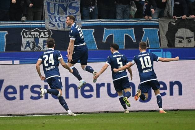 22.02.2025, xjhx, Fussball 2.Bundesliga, Karlsruher SC - 1.FC Magdeburg v.l. Torjubel nach dem Tor zum celebrating the goal celebrate 2:1 durch Christoph Kobald (Karlsruher SC KSC) (DFL DFB REGULATIONS PROHIBIT ANY USE OF PHOTOGRAPHS as IMAGE SEQUENCES and or QUASI-VIDEO) Karlsruhe