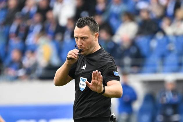 22.02.2025, xjhx, Fussball 2.Bundesliga, Karlsruher SC - 1.FC Magdeburg v.l. Schiedsrichter Referee Sven Jablonski (Bremen) (DFL DFB REGULATIONS PROHIBIT ANY USE OF PHOTOGRAPHS as IMAGE SEQUENCES and or QUASI-VIDEO) Karlsruhe