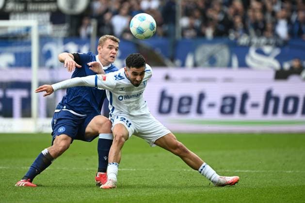 22.02.2025, xjhx, Fussball 2.Bundesliga, Karlsruher SC - 1.FC Magdeburg v.l. Lasse Günther (Karlsruher SC KSC) Livan Burcu (1.FC Magdeburg) Zweikampf, Aktion, action, battle for the ball NAMENSKORREKTUR (DFL DFB REGULATIONS PROHIBIT ANY USE OF PHOTOGRAPHS as IMAGE SEQUENCES and or QUASI-VIDEO) Karlsruhe