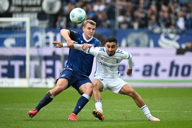 22.02.2025, xjhx, Fussball 2.Bundesliga, Karlsruher SC - 1.FC Magdeburg v.l. Lasse Günther (Karlsruher SC KSC) Livan Burcu (1.FC Magdeburg) Zweikampf, Aktion, action, battle for the ball NAMENSKORREKTUR (DFL DFB REGULATIONS PROHIBIT ANY USE OF PHOTOGRAPHS as IMAGE SEQUENCES and or QUASI-VIDEO) Karlsruhe