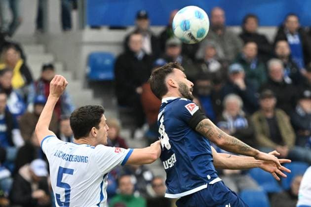 22.02.2025, xjhx, Fussball 2.Bundesliga, Karlsruher SC - 1.FC Magdeburg v.l. Tobias Müller (1.FC Magdeburg) Fabian Schleusener (Karlsruher SC KSC) Zweikampf, Aktion, action, battle for the ball (DFL DFB REGULATIONS PROHIBIT ANY USE OF PHOTOGRAPHS as IMAGE SEQUENCES and or QUASI-VIDEO) Karlsruhe