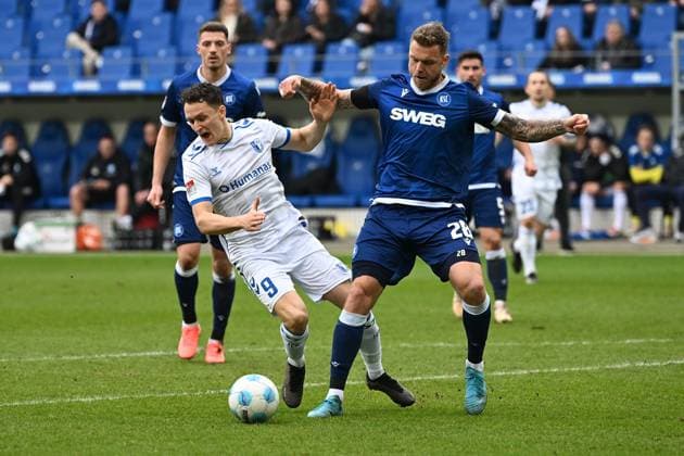 22.02.2025, xjhx, Fussball 2.Bundesliga, Karlsruher SC - 1.FC Magdeburg v.l. Martin Kaars (1.FC Magdeburg) Marcel Franke (Karlsruher SC KSC) Zweikampf, Aktion, action, battle for the ball (DFL DFB REGULATIONS PROHIBIT ANY USE OF PHOTOGRAPHS as IMAGE SEQUENCES and or QUASI-VIDEO) Karlsruhe