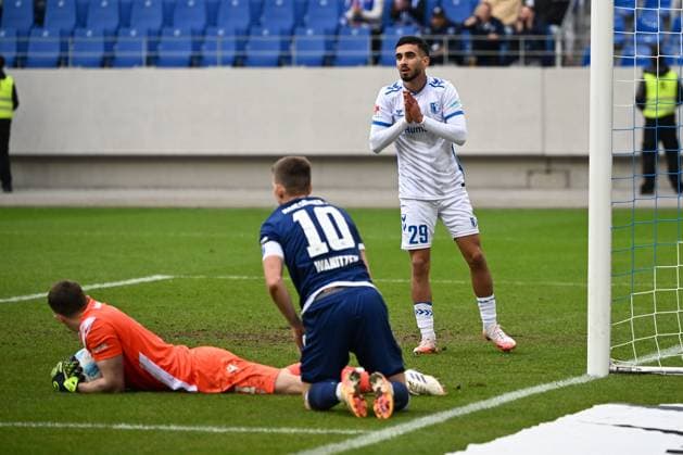 22.02.2025, xjhx, Fussball 2.Bundesliga, Karlsruher SC - 1.FC Magdeburg v.l. Livan Burcu (1.FC Magdeburg) Max Weiß Weiss (Karlsruher SC KSC) Marvin Wanitzek (Karlsruher SC KSC) Zweikampf, Aktion, action, battle for the ball (DFL DFB REGULATIONS PROHIBIT ANY USE OF PHOTOGRAPHS as IMAGE SEQUENCES and or QUASI-VIDEO) Karlsruhe