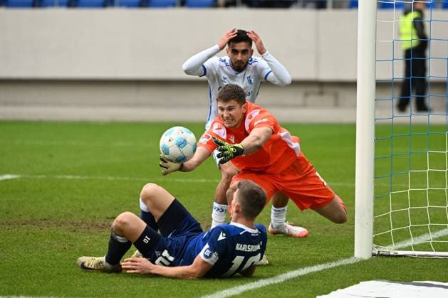 Sport Bilder des Tages 22.02.2025, xjhx, Fussball 2.Bundesliga, Karlsruher SC - 1.FC Magdeburg v.l. Livan Burcu (1.FC Magdeburg) Max Weiß Weiss (Karlsruher SC KSC) Marvin Wanitzek (Karlsruher SC KSC) Zweikampf, Aktion, action, battle for the ball (DFL DFB REGULATIONS PROHIBIT ANY USE OF PHOTOGRAPHS as IMAGE SEQUENCES and or QUASI-VIDEO) Karlsruhe