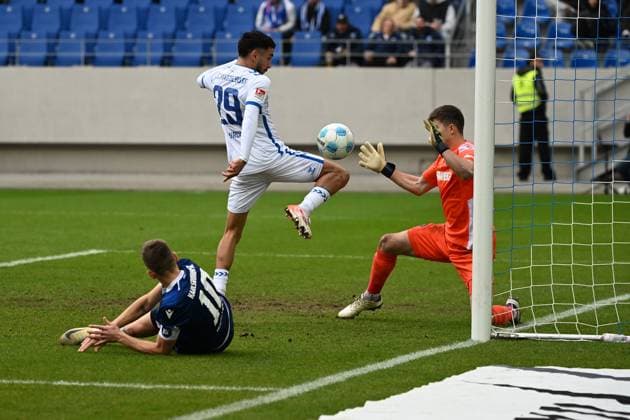 22.02.2025, xjhx, Fussball 2.Bundesliga, Karlsruher SC - 1.FC Magdeburg v.l. Livan Burcu (1.FC Magdeburg) Max Weiß Weiss (Karlsruher SC KSC) Marvin Wanitzek (Karlsruher SC KSC) Zweikampf, Aktion, action, battle for the ball (DFL DFB REGULATIONS PROHIBIT ANY USE OF PHOTOGRAPHS as IMAGE SEQUENCES and or QUASI-VIDEO) Karlsruhe