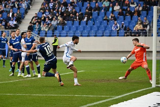 22.02.2025, xjhx, Fussball 2.Bundesliga, Karlsruher SC - 1.FC Magdeburg v.l. Livan Burcu (1.FC Magdeburg) Max Weiß Weiss (Karlsruher SC KSC) Marvin Wanitzek (Karlsruher SC KSC) Zweikampf, Aktion, action, battle for the ball (DFL DFB REGULATIONS PROHIBIT ANY USE OF PHOTOGRAPHS as IMAGE SEQUENCES and or QUASI-VIDEO) Karlsruhe