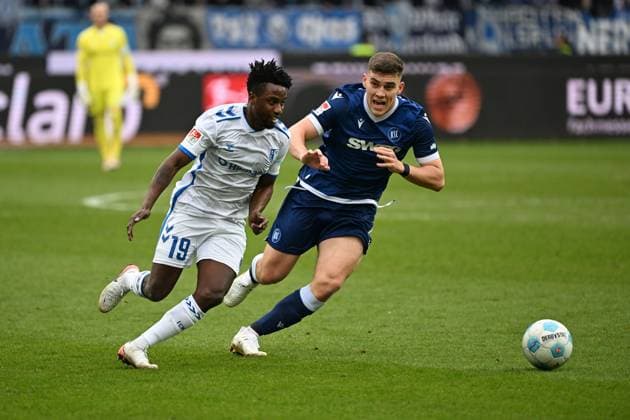 22.02.2025, xjhx, Fussball 2.Bundesliga, Karlsruher SC - 1.FC Magdeburg v.l. Lubambo Musonda (1.FC Magdeburg) Marcel Beifus (Karlsruher SC KSC) Zweikampf, Aktion, action, battle for the ball (DFL DFB REGULATIONS PROHIBIT ANY USE OF PHOTOGRAPHS as IMAGE SEQUENCES and or QUASI-VIDEO) Karlsruhe
