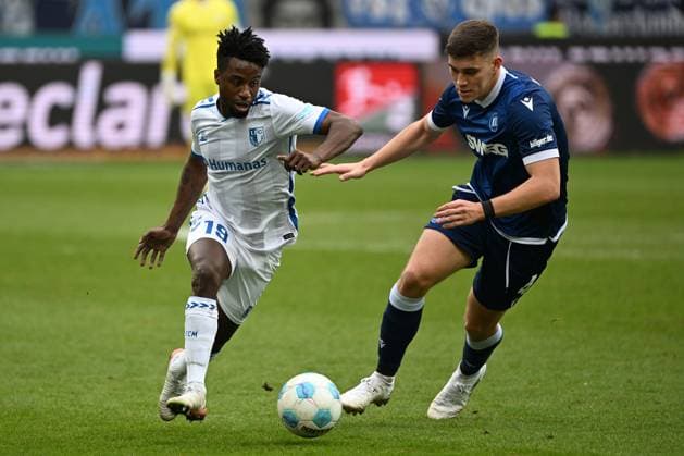 22.02.2025, xjhx, Fussball 2.Bundesliga, Karlsruher SC - 1.FC Magdeburg v.l. Lubambo Musonda (1.FC Magdeburg) Marcel Beifus (Karlsruher SC KSC) Zweikampf, Aktion, action, battle for the ball (DFL DFB REGULATIONS PROHIBIT ANY USE OF PHOTOGRAPHS as IMAGE SEQUENCES and or QUASI-VIDEO) Karlsruhe