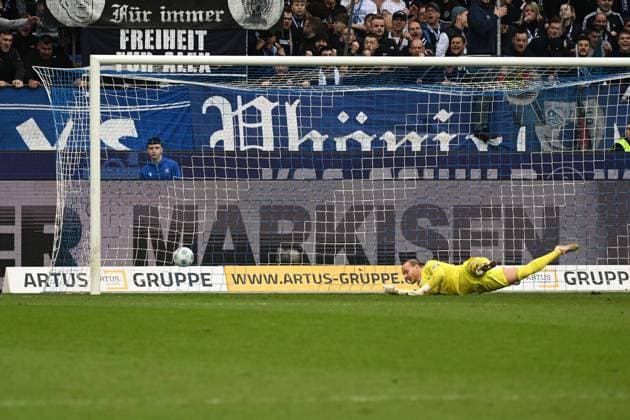 22.02.2025, xjhx, Fussball 2.Bundesliga, Karlsruher SC - 1.FC Magdeburg v.l. Dominik Reimann (1.FC Magdeburg) beim Tor zum 3:1 durch Marvin Wanitzek (Karlsruher SC KSC) (DFL DFB REGULATIONS PROHIBIT ANY USE OF PHOTOGRAPHS as IMAGE SEQUENCES and or QUASI-VIDEO) Karlsruhe