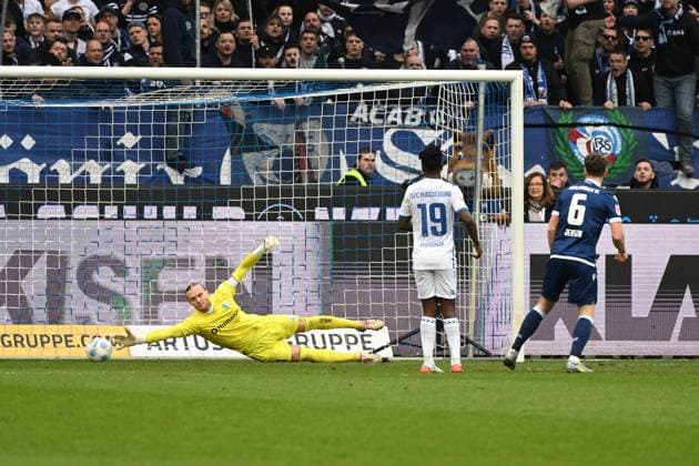 22.02.2025, xjhx, Fussball 2.Bundesliga, Karlsruher SC - 1.FC Magdeburg v.l. Dominik Reimann (1.FC Magdeburg) beim Tor zum 3:1 durch Marvin Wanitzek (Karlsruher SC KSC) (DFL DFB REGULATIONS PROHIBIT ANY USE OF PHOTOGRAPHS as IMAGE SEQUENCES and or QUASI-VIDEO) Karlsruhe