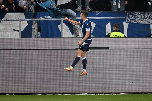 22.02.2025, xjhx, Fussball 2.Bundesliga, Karlsruher SC - 1.FC Magdeburg v.l. Torjubel nach dem Tor zum celebrating the goal celebrate 3:1 durch Marvin Wanitzek (Karlsruher SC KSC) (DFL DFB REGULATIONS PROHIBIT ANY USE OF PHOTOGRAPHS as IMAGE SEQUENCES and or QUASI-VIDEO) Karlsruhe