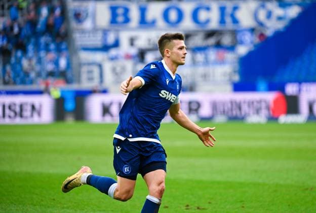 Marvin Wanitzek (Karlsruher SC) bejubelt sein Tor waehrend des Spiels der 2. Bundesliga zwischen Karlsruher SC und 1. FC Magdeburg im BBBank Wildpark am 22. February 2025 in Karlsruhe, Deutschland. (Foto von Silas Schüller DeFodi Images) +++ Marvin Wanitzek (Karlsruher SC) celebrates his goal during the 2. Bundesliga match between Karlsruher SC and 1. FC Magdeburg at BBBank Wildpark on February 22, 2025 in Karlsruhe, Germany. (Photo by Silas Schüller DeFodi Images) DFB DFL REGULATIONS PROHIBIT ANY USE OF PHOTOGRAPHS AS IMAGE SEQUENCES AND OR QUASI-VIDEO. (Photo by Silas Schueller DeFodi Images)