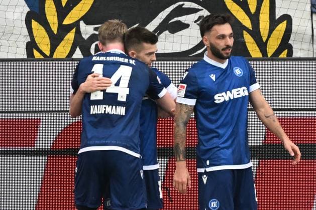 22.02.2025, xjhx, Fussball 2.Bundesliga, Karlsruher SC - 1.FC Magdeburg v.l. Torjubel nach dem Tor zum celebrating the goal celebrate 3:1 durch Marvin Wanitzek (Karlsruher SC KSC) (DFL DFB REGULATIONS PROHIBIT ANY USE OF PHOTOGRAPHS as IMAGE SEQUENCES and or QUASI-VIDEO) Karlsruhe