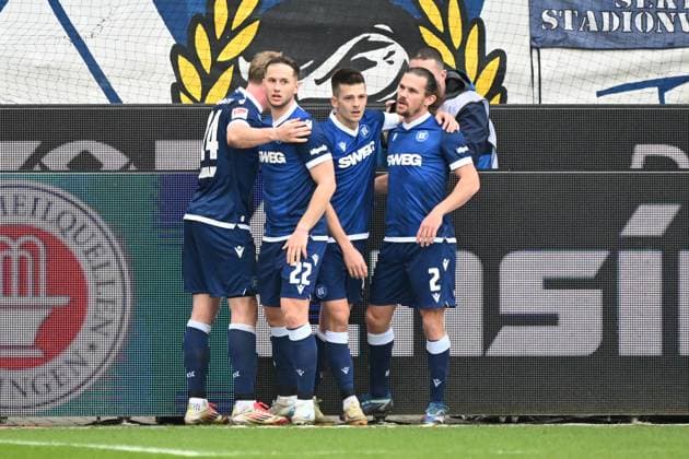 22.02.2025, xjhx, Fussball 2.Bundesliga, Karlsruher SC - 1.FC Magdeburg v.l. Torjubel nach dem Tor zum celebrating the goal celebrate 3:1 durch Marvin Wanitzek (Karlsruher SC KSC) (DFL DFB REGULATIONS PROHIBIT ANY USE OF PHOTOGRAPHS as IMAGE SEQUENCES and or QUASI-VIDEO) Karlsruhe