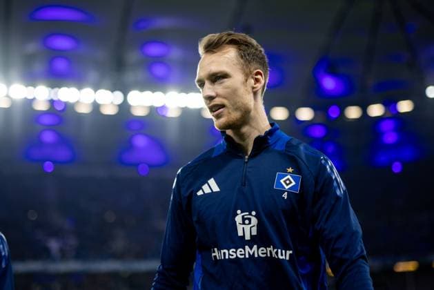 Hamburg, 21. Februar 2025 - Fußball, 2. Bundesliga 2024 25, Hamburger SV - 1. FC Kaiserslautern: Sebastian Schonlau (Hamburger SV, 4) DFL REGULATIONS PROHIBIT ANY USE OF PHOTOGRAPHS AS IMAGE SEQUENCES AND OR QUASI-VIDEO. *** Hamburg, February 21, 2025 Football, 2 Bundesliga 2024 25, Hamburger SV 1 FC Kaiserslautern Sebastian Schonlau Hamburger SV, 4 DFL REGULATIONS PROHIBIT ANY USE OF PHOTOGRAPHS AS IMAGE SEQUENCES AND OR QUASI VIDEO