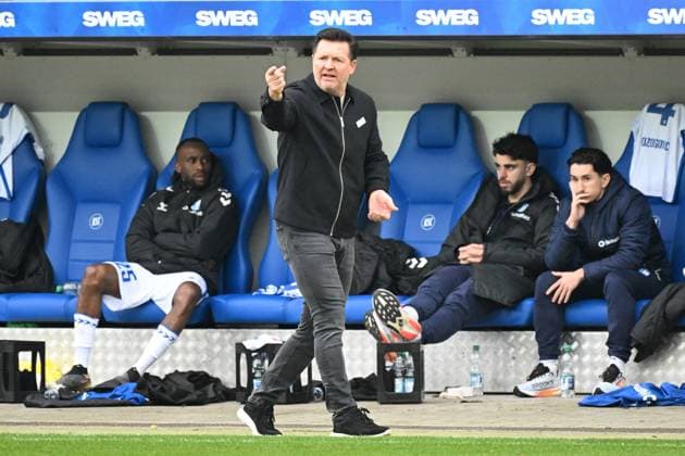 22.02.2025, xjhx, Fussball 2.Bundesliga, Karlsruher SC - 1.FC Magdeburg v.l. Trainer Coach Christian Titz (1.FC Magdeburg) gibt Anweisungen, gestikuliert, mit den Armen gestikulieren gives instructions, gesticulate (DFL DFB REGULATIONS PROHIBIT ANY USE OF PHOTOGRAPHS as IMAGE SEQUENCES and or QUASI-VIDEO) Karlsruhe