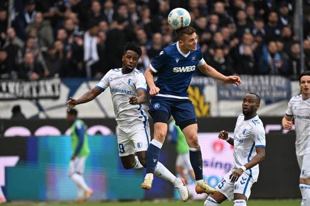 22.02.2025, xjhx, Fussball 2.Bundesliga, Karlsruher SC - 1.FC Magdeburg v.l. Lubambo Musonda (1.FC Magdeburg) Marvin Wanitzek (Karlsruher SC KSC) Zweikampf, Aktion, action, battle for the ball (DFL DFB REGULATIONS PROHIBIT ANY USE OF PHOTOGRAPHS as IMAGE SEQUENCES and or QUASI-VIDEO) Karlsruhe