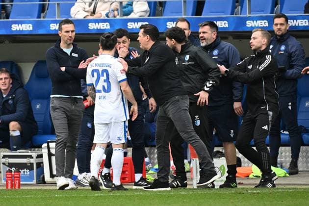 22.02.2025, xjhx, Fussball 2.Bundesliga, Karlsruher SC - 1.FC Magdeburg v.l. Baris Atik (1.FC Magdeburg) nach der gelb-roten Karte Trainer Christian Eichner (Karlsruher SC KSC) Co Trainer Sirus Motekallemi (Karlsruher SC KSC) Trainer Coach Christian Titz (1.FC Magdeburg) Vierter Offizieller Schiedsrichter Martin Wilke (DFL DFB REGULATIONS PROHIBIT ANY USE OF PHOTOGRAPHS as IMAGE SEQUENCES and or QUASI-VIDEO) Karlsruhe