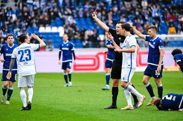 Schiedsrichter Sven Jablonski zeigt Baris Atik (1. FC Magdeburg) die rote Karte waehrend des Spiels der 2. Bundesliga zwischen Karlsruher SC und 1. FC Magdeburg im BBBank Wildpark am 22. February 2025 in Karlsruhe, Deutschland. (Foto von Silas Schüller DeFodi Images) +++ Referee Sven Jablonski shows Baris Atik (1. FC Magdeburg) the red card during the 2. Bundesliga match between Karlsruher SC and 1. FC Magdeburg at BBBank Wildpark on February 22, 2025 in Karlsruhe, Germany. (Photo by Silas Schüller DeFodi Images) DFB DFL REGULATIONS PROHIBIT ANY USE OF PHOTOGRAPHS AS IMAGE SEQUENCES AND OR QUASI-VIDEO. (Photo by Silas Schueller DeFodi Images)