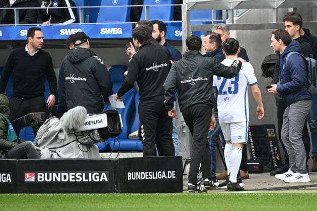 22.02.2025, xjhx, Fussball 2.Bundesliga, Karlsruher SC - 1.FC Magdeburg v.l. Baris Atik (1.FC Magdeburg) nach der gelb-roten Karte (DFL DFB REGULATIONS PROHIBIT ANY USE OF PHOTOGRAPHS as IMAGE SEQUENCES and or QUASI-VIDEO) Karlsruhe