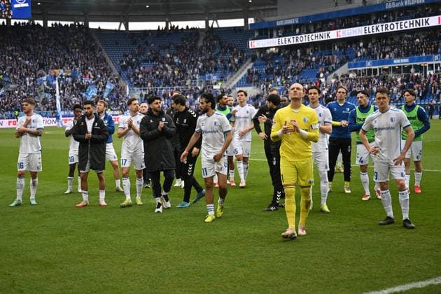 22.02.2025, xjhx, Fussball 2.Bundesliga, Karlsruher SC - 1.FC Magdeburg v.l. Spieler von Magdeburg Enttäuscht, traurig, frustriert (DFL DFB REGULATIONS PROHIBIT ANY USE OF PHOTOGRAPHS as IMAGE SEQUENCES and or QUASI-VIDEO) Karlsruhe