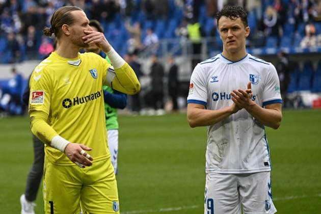 22.02.2025, xjhx, Fussball 2.Bundesliga, Karlsruher SC - 1.FC Magdeburg v.l. Dominik Reimann (1.FC Magdeburg) Martin Kaars (1.FC Magdeburg) Enttäuscht, traurig, frustriert (DFL DFB REGULATIONS PROHIBIT ANY USE OF PHOTOGRAPHS as IMAGE SEQUENCES and or QUASI-VIDEO) Karlsruhe