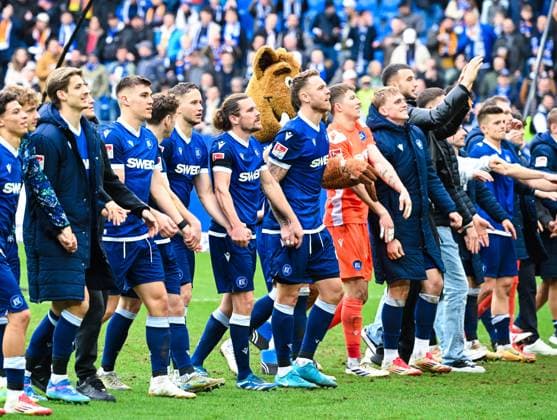 Spieler des Karlsruher SC bejubeln den Sieg nach dem Spiel der 2. Bundesliga zwischen Karlsruher SC und 1. FC Magdeburg im BBBank Wildpark am 22. February 2025 in Karlsruhe, Deutschland. (Foto von Silas Schüller DeFodi Images) +++ Players of Karlsruher SC celebrate the win after the 2. Bundesliga match between Karlsruher SC and 1. FC Magdeburg at BBBank Wildpark on February 22, 2025 in Karlsruhe, Germany. (Photo by Silas Schüller DeFodi Images) DFB DFL REGULATIONS PROHIBIT ANY USE OF PHOTOGRAPHS AS IMAGE SEQUENCES AND OR QUASI-VIDEO.