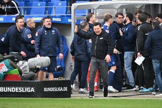 22.02.2025, xjhx, Fussball 2.Bundesliga, Karlsruher SC - 1.FC Magdeburg v.l. Tumult Rudelbildung nach der gelb-roten Karte für Baris Atik (1.FC Magdeburg) Trainer Christian Eichner (Karlsruher SC KSC) Co-Trainer Zlatan Bayramovic (Karlsruher SC KSC) Trainer Coach Christian Titz (1.FC Magdeburg) (DFL DFB REGULATIONS PROHIBIT ANY USE OF PHOTOGRAPHS as IMAGE SEQUENCES and or QUASI-VIDEO) Karlsruhe